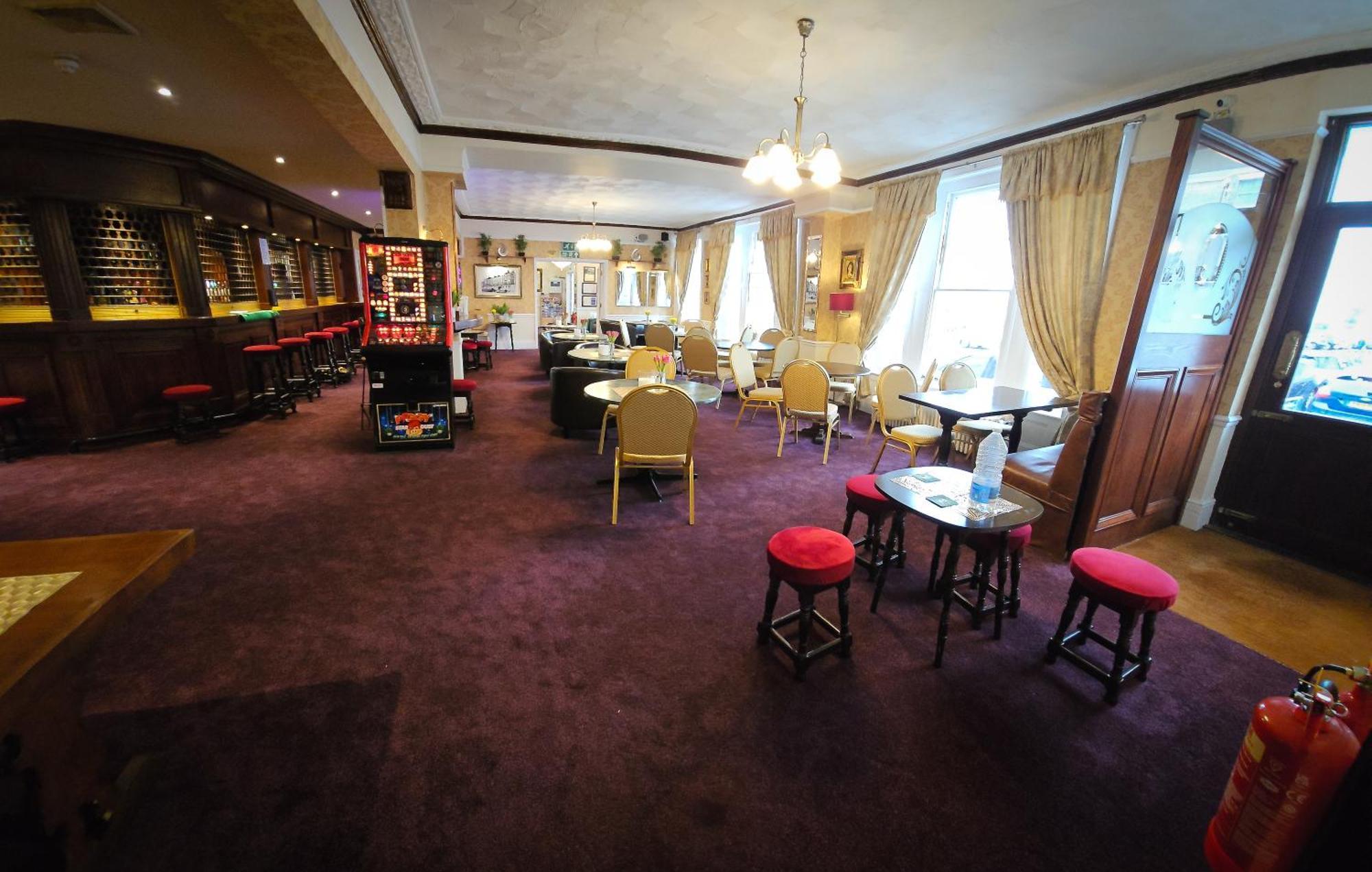 Nelson Hotel *