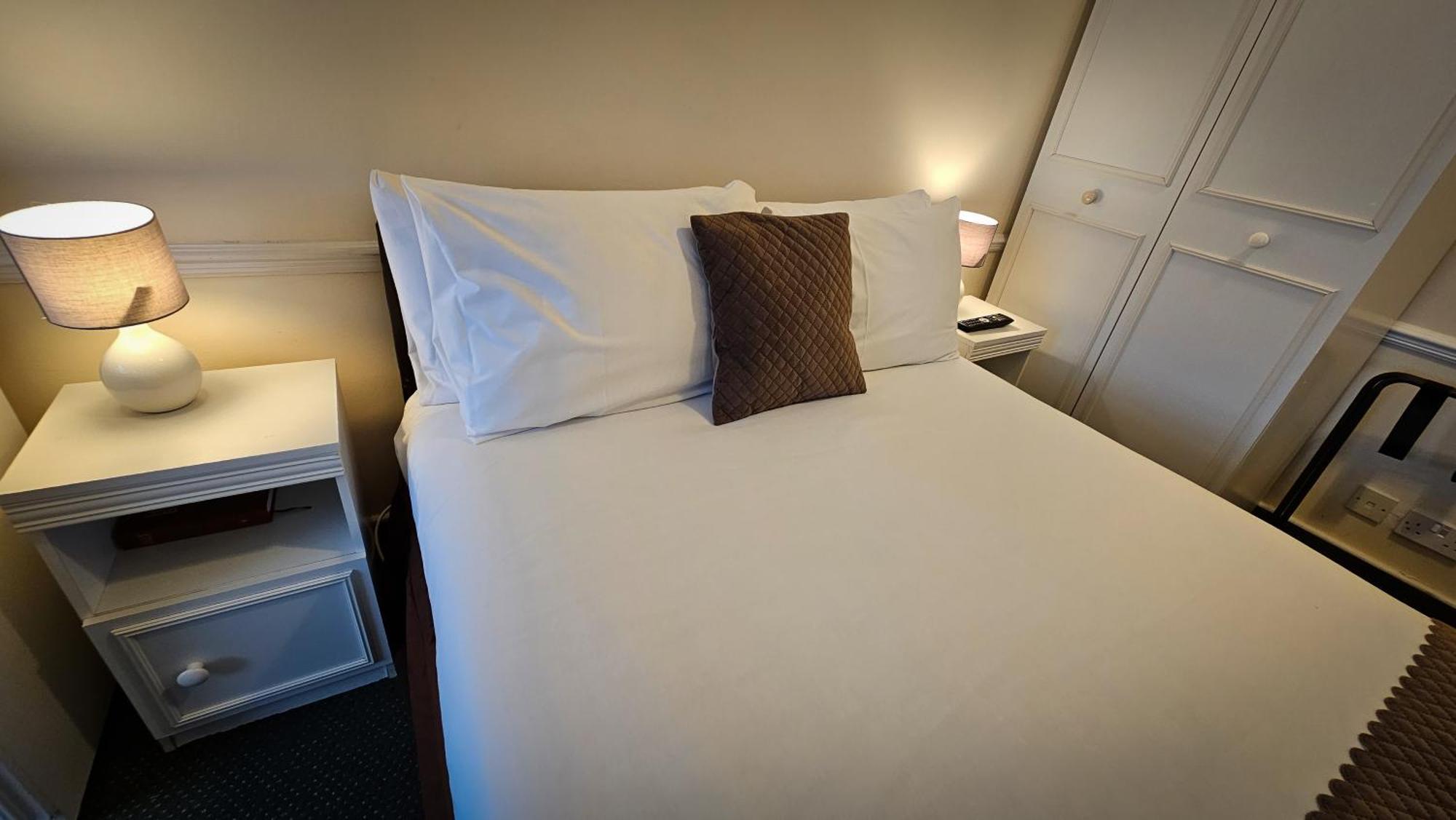 Nelson Hotel *